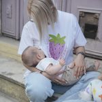 T-shirt θηλασμού 'Sweet Like a Berry' - Λευκή
